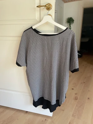 Mönstrad tröja - Mönstrad tröja med svart rygg 