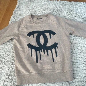 Långärmad tröja  - Läs bio om ni vill köpa! Långärmad beige tröja från Jackies egna märke Fakie. Nypris: 2000kr Säljer för 700 kr. Helt oanvänd och fantastiskt skick!