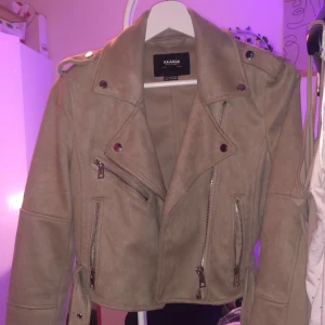 Mocka jacka  - Beige mocka jacka i bra skick strlk S, använt 1-2 gånger och säljer för den inte kommmer till användning, kan mötas upp i Stockholm annars står jag inte för frakt 