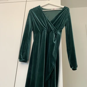 Grön sammetsklänning  - Använd ett fåtal gånger, passar XS-S