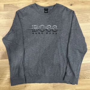 HUGO BOSS GRÅ TRÖJA - Grå Hugo boss tröja i storlek XXL men passar XL perfekt. 