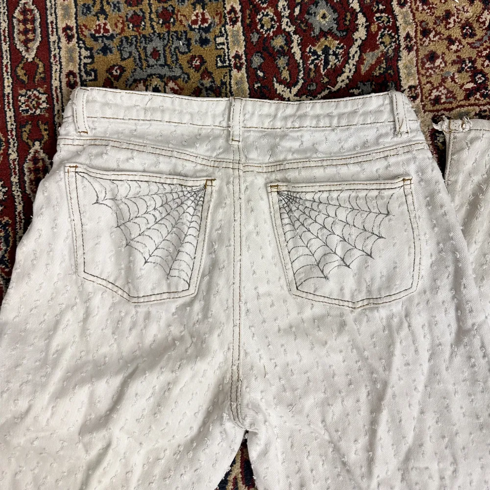 snygga jeans, använt mycket och är slitna längst ner vid fötterna, har en liten prick på låret men sysn knappast. . Jeans & Byxor.