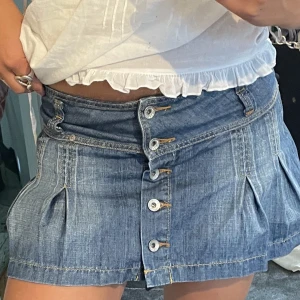 Jeanskjol - Så snygg jeanskjol med knappar hela framsidan. liite för liten för mig o måste rensa. 38 cm midjan rakt över och 30 på längden.