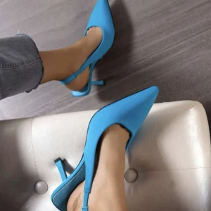 Skor - Coola blå klackskor. Använda någon enstaka gång. Storlek 37