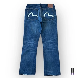 evisu jeans seagulls - feta evisu jeans. 💜ytterben, 110cm💜innerben, 80cm💜midja rakt över, 45cm💜benöppning 23cm💜💜