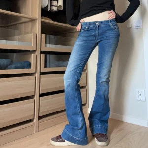 Replay jeans - (Det är mina egna bilder) Ett par så snygga lågmidjade jeans som är i nyskick💞 Midjemåttet:70cm Innerbenslängden: 78-80 Jag är ungefär 170cm