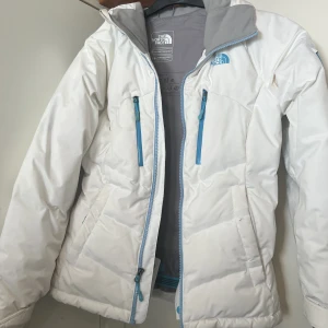The North Face Skidjacka  - Jättefin North face skidjacka i storlek S. Många fickor, snölås och luva. 💙 550 Kr eller bud😇