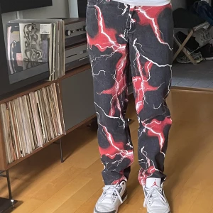 Jaded  - Red lightning bolt print jeans,  Jaded London  30/30 Jättebra skick.