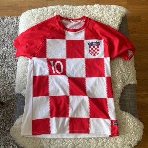 Modric croatien tröja - snygg och skön croatientröja med  modric på ryggen inga defekter 