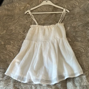 Söt topp - Super söt volang topp med band som man kan ta av och göra en tubtopp av, väldigt stretchig material💕 använd 1 gång. Frakt tillkommer