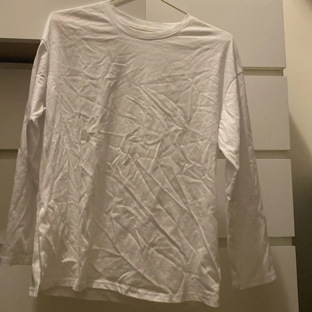 En bagy tröja ifrån shein med en liten slits på sidan, ganska skrynklig på bilden, men kan stryka den innan om man vill!!❤️TRYCK INTE PÅ KÖP NU!. Toppar.