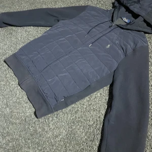 Övergångsjacka  - Övergångsjacka/cardigan från Polo Ralph Lauren, svår att få tag på. Skick 8/10. Nypris 2500kr+. Storlek M, Passar allt från 175-180.