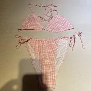 Rosa rutig bikini sett från nakd, helt ny!!!  Storlek M i båda