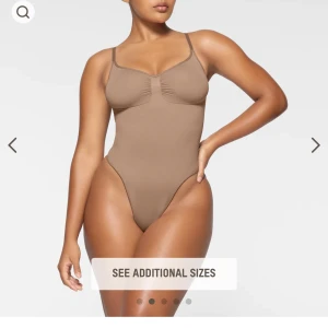 SKIMS body L - SKIMS body med string i storlek L/XL  Oöppnad förpackning och helt ny. Köpte i fel storlek och det är lite för omständigt att skicka tillbaka. Passar en M-XL