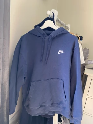 Nike hoddie  - Nike hoddie i storlek M, färgen är navy blue och den är i bra skick 