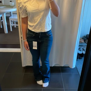 Mörkblåa jeans  - Jätte snygga helt nya lågmidjade jeans från zara💞 (vet inte varför dom ser randiga ut i bilden😭 kan skicka fler privat❣️)De är i storlek 36 och jag säljer de eftersom jag råkade beställa 2. Prislappen och allt är kvar! Nypris: 429 Skriv för intresse💞🌸