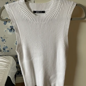 Stickad topp - Ribbad stickad topp från Gina Tricot. 