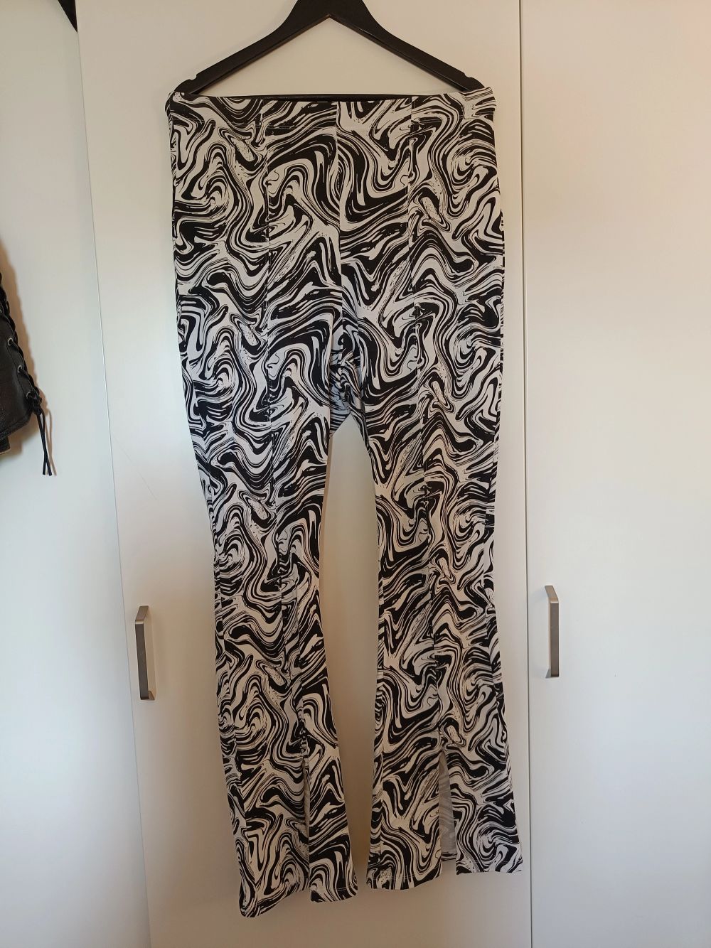 MultifärgadeFestival H&M leggings byxor utsvängda | Plick Second Hand