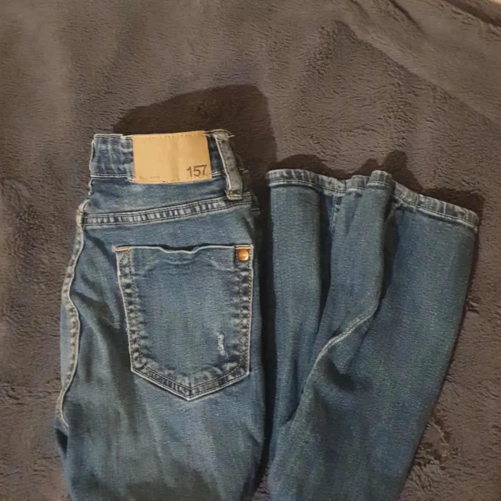 Ett par mörkblå skinny jeans ifrån lager 157 i modellen 