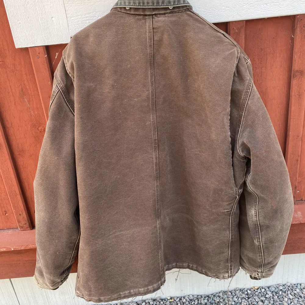 Vintage carhartt jacka i en brun faded färg, storlek L. Köpt här på Plick men passade inte tyvärr . Jackor.