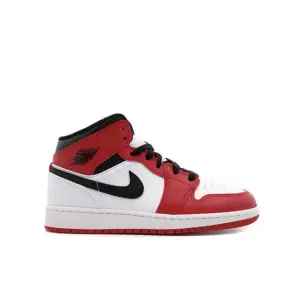Säljer mina Jordan 1 mid Chicago white 2020 då dom inte kommer till användning! Skorna är använda men väldigt bra skick, skriv för fler bilder:) Köpta för ca. 3000kr