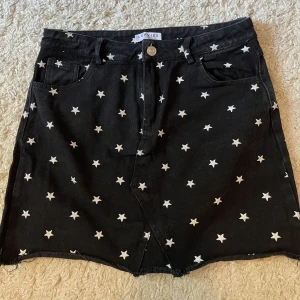 Kjol med stjärnor - Köpt secondhand, knappt använd av mig. Fint skick! Jag är 178 cm. Är jeanstyg.