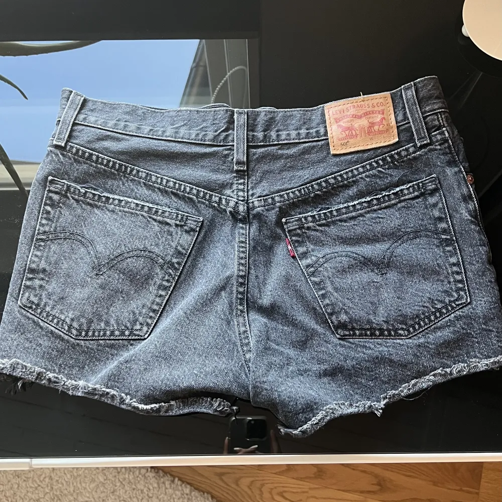 Svarta levi’s shorts oanvända nypris 500kr, små i storleken  . Shorts.