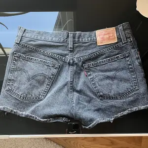 Svarta levi’s shorts oanvända nypris 500kr, små i storleken  