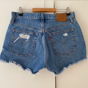 Levis jeansshorts  - Knappt använda, mycket fint skick! W28 = strl 36/38 eller S