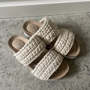 Duffy tofflor  - Duffy tofflor i storlek 38, endast använda en gång ☺️