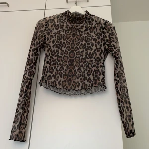 Leopardmönstrad meshtopp - Normal i storleken. 