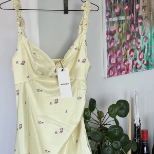 Adoore Nimes mini - Aldrig använd, ångrade mig då jag känner att jag aldrig kommer använda den. Har dessvärre tagit bort lapparna. Pastel gul.