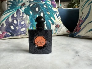 Yves saint Laurent YSL, Black Opium 30ml - Yves saint Laurent YSL Black Opium 30 ml. Ca 95% i flaskan. Nypris ca 550kr.  