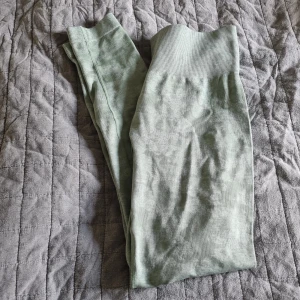 Gymshark tights - Gymshark tights med scrunch. I använt skick. Står ej storlek i men passar mig som har M.