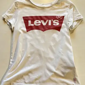 Vit Levis t-shirt, strl xxs, fint skick!!! Pris 100 kr