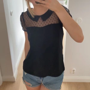 Topp - Jätte fin topp som bara ligger i garderoben och inte kommer till någon användning❤️(det står storlek 38 i tröjan men passar även mig som brukar ha XS (32)