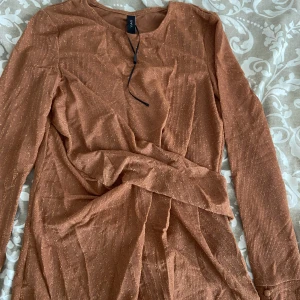 Glittrig topp - Brun glittrig topp. Så fin och i ny skick! Passar perfekt till fest. I storlek S och endast testad. Från Nelly❤️