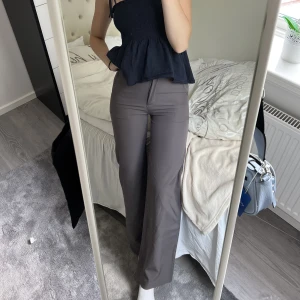 kostymbyxor - säljer dessa fina kostymbyxor från madlady! stlk EU34-L32! använda max 3 gånger.