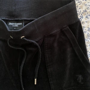 Svarta juicy byxor🫶🏻 - I jättebra skick! Säljer endast för att dom inte passar på mig):