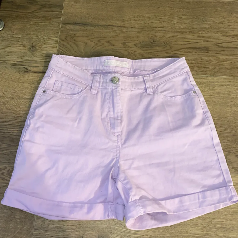 Shorts i storlek 36. Dem är i väldigt bra skick. Dem är endast använda några gånger. Säljer dem pågrund av att dem har blivit för små. . Shorts.