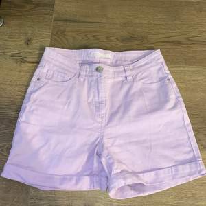 Shorts i storlek 36. Dem är i väldigt bra skick. Dem är endast använda några gånger. Säljer dem pågrund av att dem har blivit för små. 