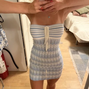 Kort klänning - Perfekta missoni inspirerade sommarklänningen!! ÄLSKAR