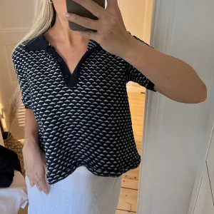 Stickad t-shirt - Säljer denna supersnygga ”stickade” t-shirten från ZARA. Superfräsch till sommaren! 