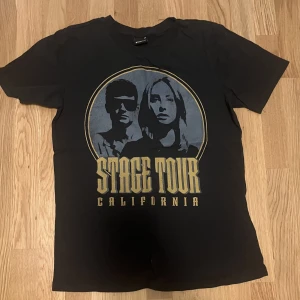 Tshirt - Snygg T-shirt från ginatricot, kostade 150kr tror jag. Använd fåtal gånger.