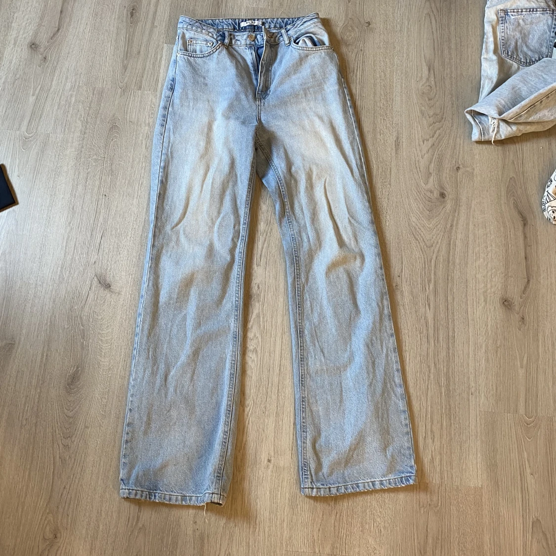 Blåa högmidjade jeans