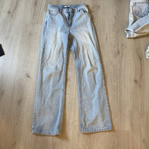 Blåa högmidjade jeans - Kommer ej till användning. Knappt använda då dessa va så stora i storleken. Fint skick 💕 (de är inte randiga som de första bilderna visar, blev så när jag la upp bilden på annonsen)