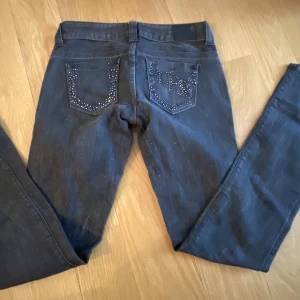Guess diamantjeans - Aldrig använda av mig, köpta på second hand i polen.  Säljer pga för små för mig