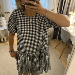 Zara klänning  - Superfin och unik klänning från zara som inte säljs längre 💘går att ha både v- och urringad! Använd fåtal gånger