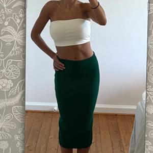 Grön tight kjol i nyskick som formar sig efter dina kroppsformer✨✨Använd 3 ggr