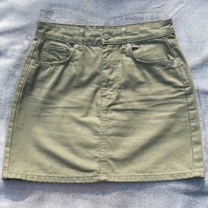 Grön jeanskjol - Grön jeanskjol från ginatricot i gott skick. 